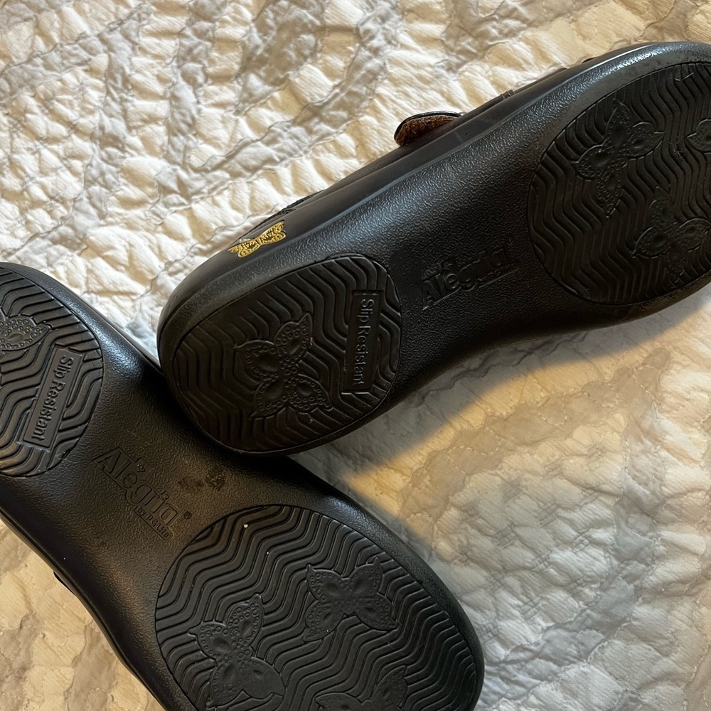 Alegria size 39 woman's 9. Dark with a slight purple undertone. Like maryjanes. - Picture 4 of 7
